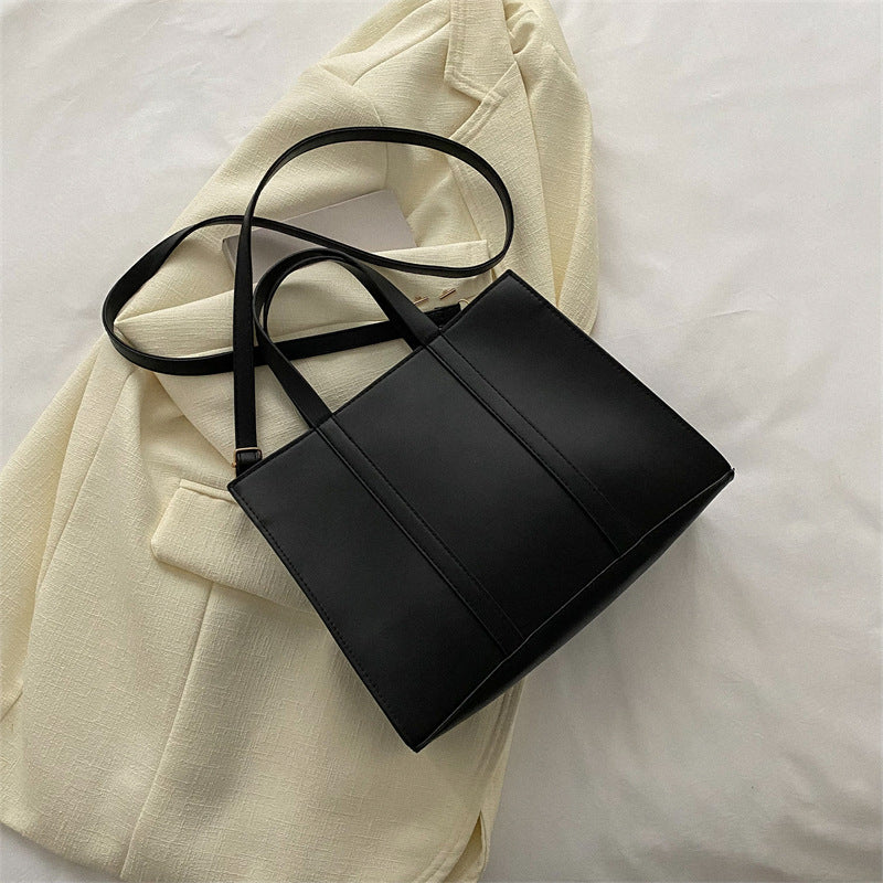 Chic Commuter Tote: Timeless Elegance for the Modern Woman